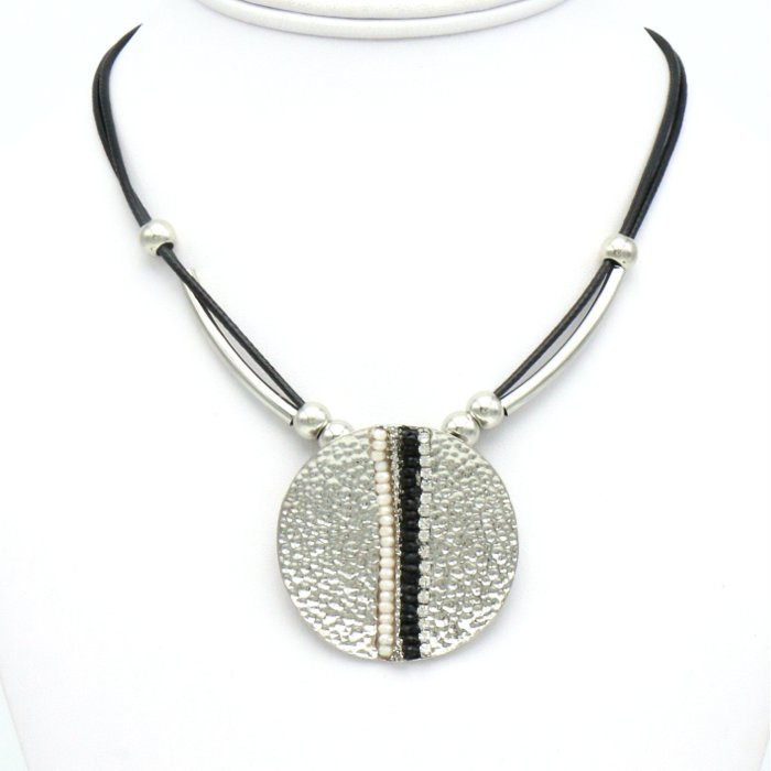 collier pendentif rond pièce martelée cristal strass tube bille métal 0119538 collier pendentif rond pièce martelée cristal strass tube bille métal 0119538