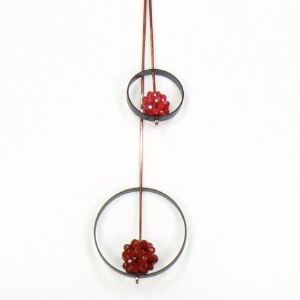 collier forme Y pendentif anneaux métal boules cristal 0119514 rouge bordeaux