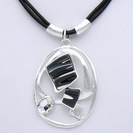 collier pendentif géométrique résine effet marbré strass cordons cuir 0119535 noir