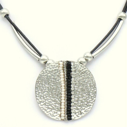 collier pendentif rond pièce martelée cristal strass tube bille métal 0119538 noir