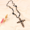 Sautoir croix baroque avec strass, cristal, perles blanches et billes métal 0123142 noir