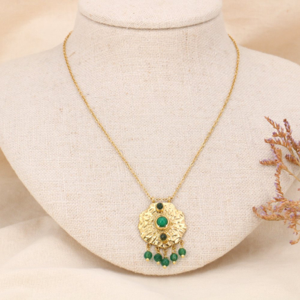 Collier pendentif nénuphar acier doré, cabochons et breloques en pierres véritables 0123573 vert foncé