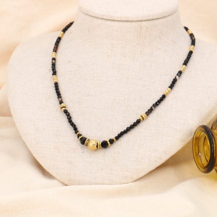 Collier ethnique-chic avec perles en acier inoxydable doré et billes facettées en pierre véritable 0123583 noir
