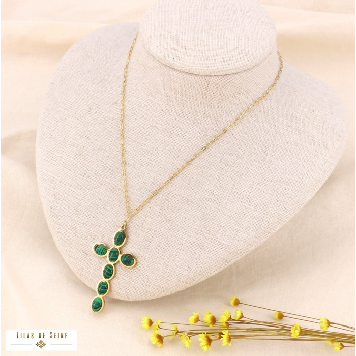 Collier court croix romane en acier inoxydable doré et cabochons pierres véritables 0123542 vert foncé