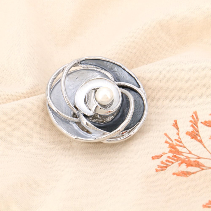 Broche ronde aimantée fleur métal émail perle 0523505 gris clair
