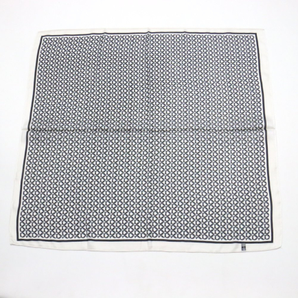 Carré motifs anneaux entrelacés touché soie polyester 0724008 noir/blanc