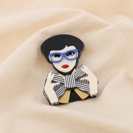 Broche Visage Féminin avec Nœud à Rayures en Résine et Métal blanc