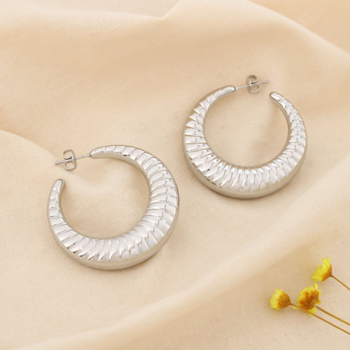 Boucles d’oreilles demi-créoles acier inox strié 0325572 argenté