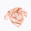 Carré satin graphique plume touché soie polyester 0726017 rose nude