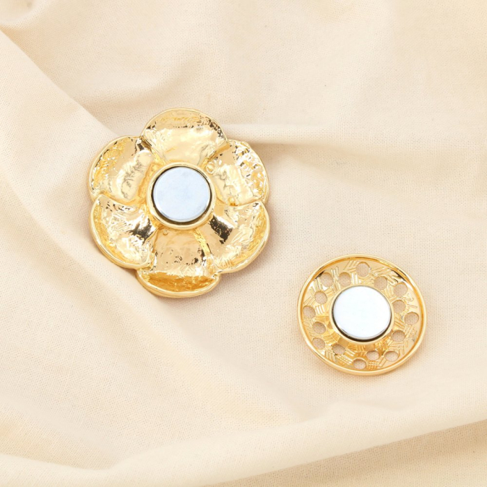 Broche aimantée camélia métal émaillé 0526039 blanc