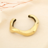 Bracelet jonc acier sculptural ondulé effort miroir 0226132 doré