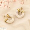 Boucles d’oreilles demi-créoles acier résine marbrée 0326043 naturel/beige