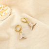 Boucles d’oreilles acier émail queue de baleine 0326147 écru