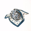 Carré satin imprimé floral touché soie polyester 0726545 bleu