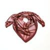 Carré satin motif carreaux touché soie polyester 0726511 rouge bordeaux