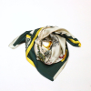 Carré satin imprimé équestre touché soie polyester 0726507 vert
