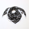 Carré satin imprimé zèbre touché soie polyester 0726508 noir