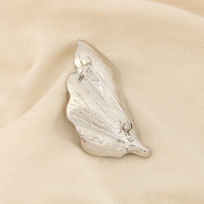 Broche épingle métal feuille stylisée martelée 0526518 argenté