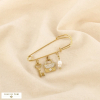 Broche épingle à nourrice charms acier strass perle 0526508 doré